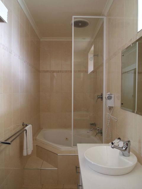 Hilton Beachfront Motel - Accommodation Gladstone 44