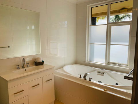 The Bluff Resort Apartments - Accommodation Gladstone 3