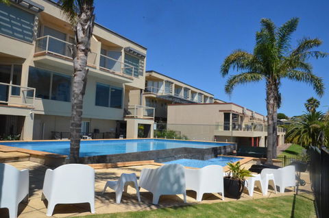 The Bluff Resort Apartments - Accommodation Gladstone 0