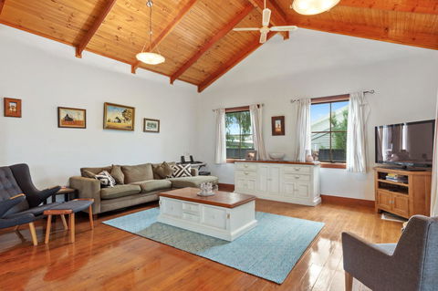 The Log Cabin - 47 Jetty Road - Accommodation Gladstone 4