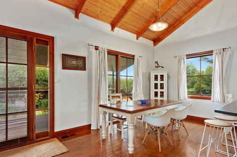 The Log Cabin - 47 Jetty Road - Accommodation Gladstone 5