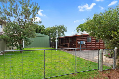 The Log Cabin - 47 Jetty Road - Accommodation Gladstone 6