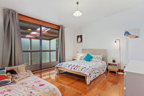 The Log Cabin - 47 Jetty Road - Accommodation Gladstone 11