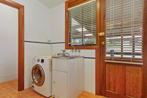 The Log Cabin - 47 Jetty Road - Accommodation Gladstone 7
