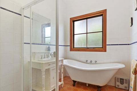 The Log Cabin - 47 Jetty Road - Accommodation Gladstone 3