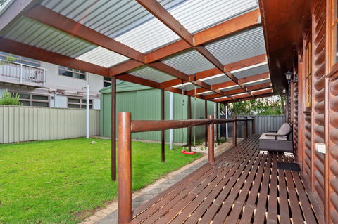 The Log Cabin - 47 Jetty Road - Accommodation Gladstone 9