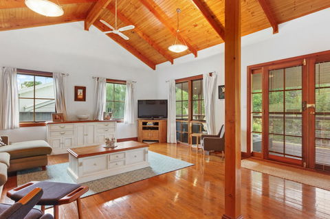The Log Cabin - 47 Jetty Road - Accommodation Gladstone 1