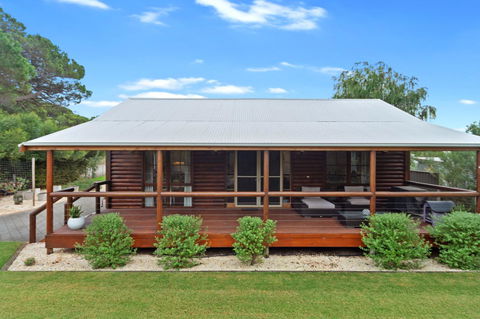 The Log Cabin - 47 Jetty Road - Accommodation Gladstone 0