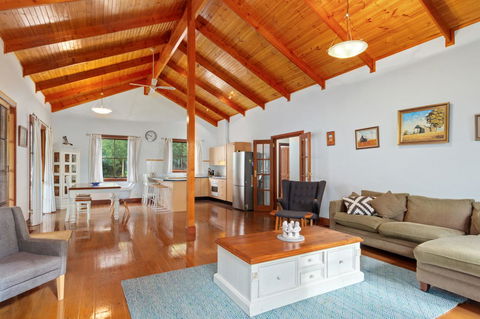 The Log Cabin - 47 Jetty Road - Accommodation Gladstone 8