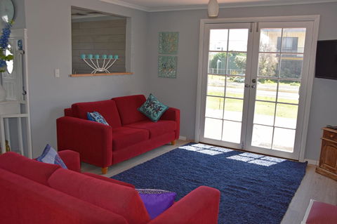 Beach Life Retreat - Accommodation Gladstone 2