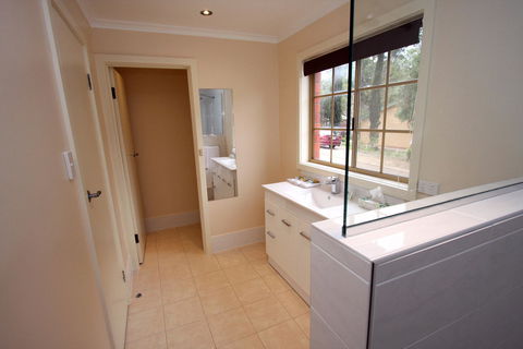 Clare Central - Accommodation Gladstone 11