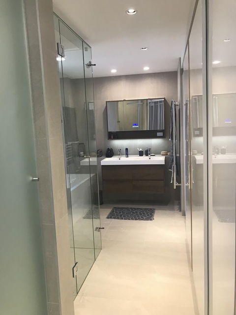 Penthouse On The Promenade - Accommodation Gladstone 8