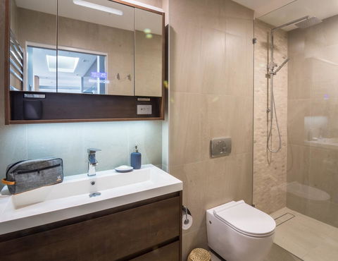 Penthouse On The Promenade - Accommodation Gladstone 11