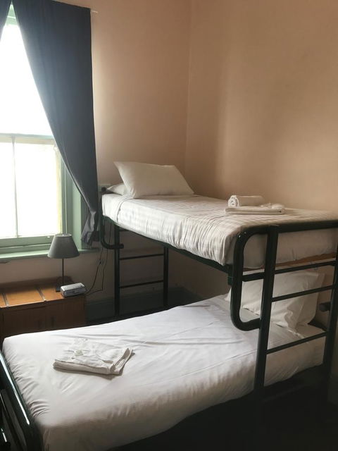 Grosvenor Hotel - Accommodation Gladstone 2