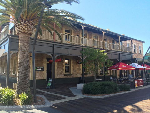 Grosvenor Hotel - Accommodation Gladstone 13
