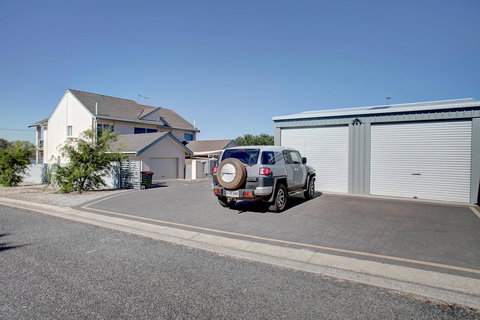 Bay Bliss - Accommodation Gladstone 6