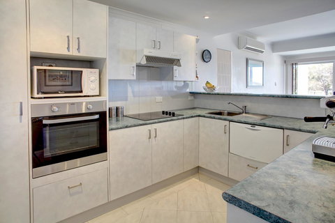 Bay Bliss - Accommodation Gladstone 7