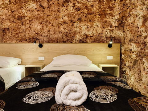 The Lookout Cave Underground Motel - Accommodation Gladstone 2