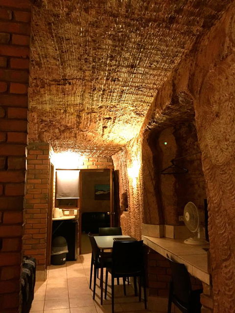 The Lookout Cave Underground Motel - Accommodation Gladstone 19