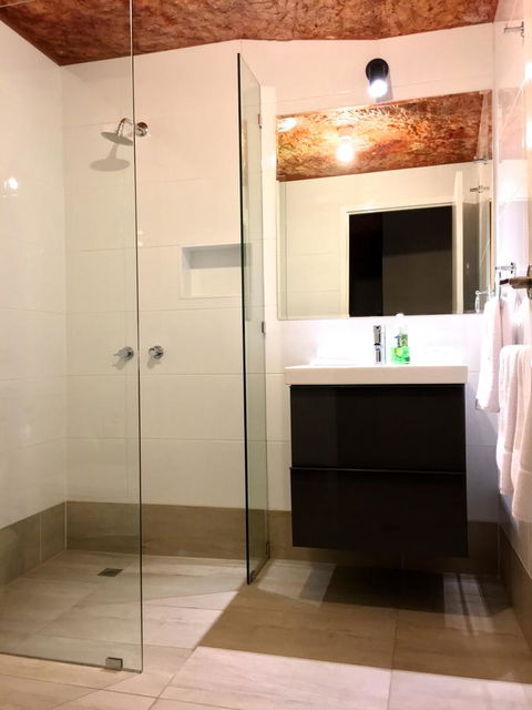 The Lookout Cave Underground Motel - Accommodation Gladstone 11