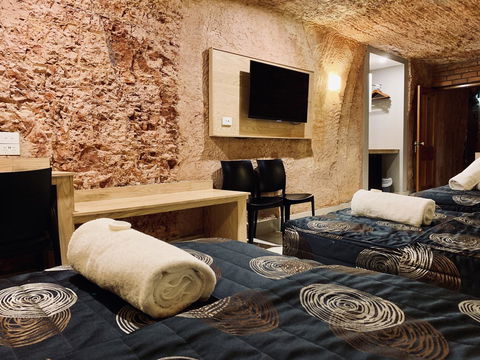 The Lookout Cave Underground Motel - Accommodation Gladstone 3