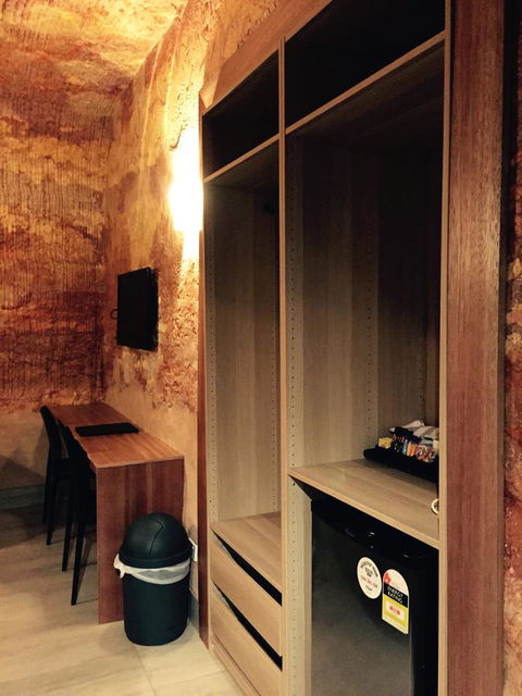 The Lookout Cave Underground Motel - Accommodation Gladstone 36