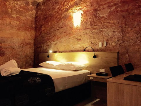 The Lookout Cave Underground Motel - Accommodation Gladstone 0