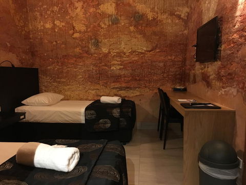 The Lookout Cave Underground Motel - Accommodation Gladstone 12