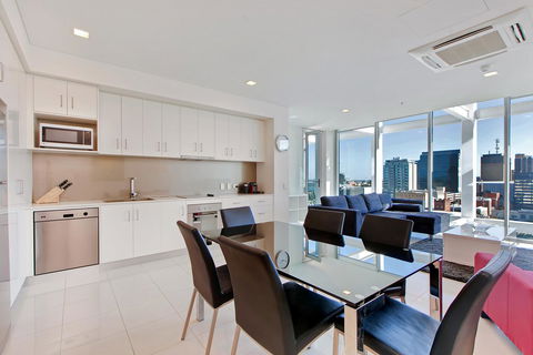 Light And Spacious, Stunning Views Of Adelaide - Accommodation Gladstone 3