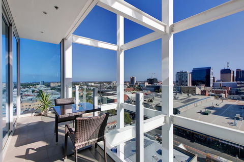 Light And Spacious, Stunning Views Of Adelaide - Accommodation Gladstone 1