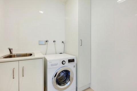Light And Spacious, Stunning Views Of Adelaide - Accommodation Gladstone 10