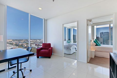Light And Spacious, Stunning Views Of Adelaide - Accommodation Gladstone 7