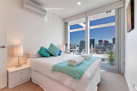 Light And Spacious, Stunning Views Of Adelaide - Accommodation Gladstone 5