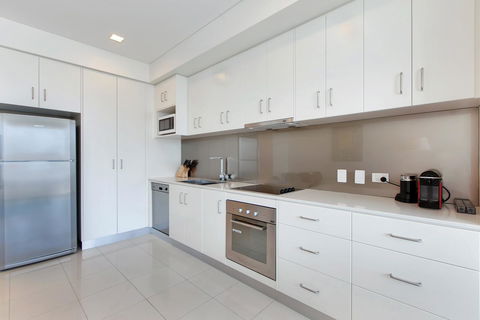 Light And Spacious, Stunning Views Of Adelaide - Accommodation Gladstone 4