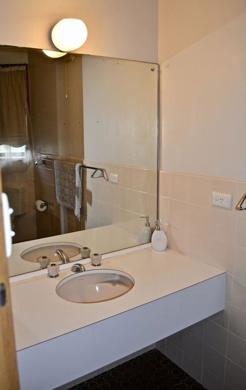 Dolphinview - Accommodation Gladstone 8