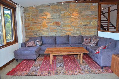 Of Stone & Wood Guesthouse - Accommodation Gladstone 9
