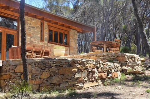 Of Stone & Wood Guesthouse - Accommodation Gladstone 22
