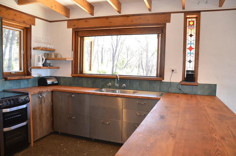 Of Stone & Wood Guesthouse - Accommodation Gladstone 10