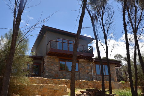 Of Stone & Wood Guesthouse - Accommodation Gladstone 0