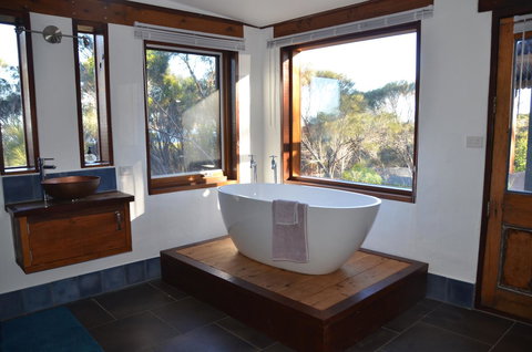 Of Stone & Wood Guesthouse - Accommodation Gladstone 14