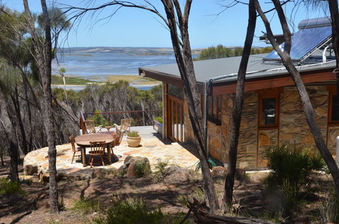 Of Stone & Wood Guesthouse - Accommodation Gladstone 25