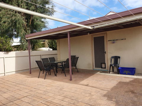 Super Central Location - Accommodation Gladstone 12