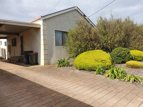 Super Central Location - Accommodation Gladstone 2