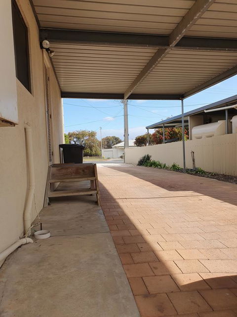 Super Central Location - Accommodation Gladstone 10