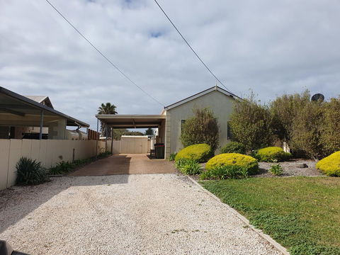 Super Central Location - Accommodation Gladstone 4