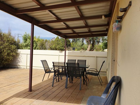 Super Central Location - Accommodation Gladstone 13