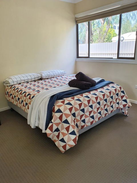 Super Central Location - Accommodation Gladstone 7