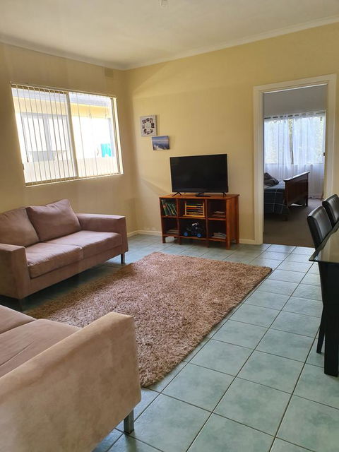 Super Central Location - Accommodation Gladstone 3