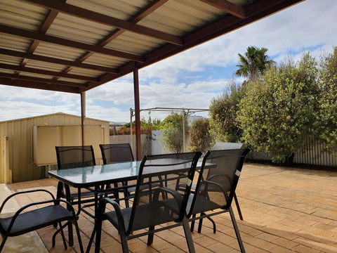 Super Central Location - Accommodation Gladstone 11
