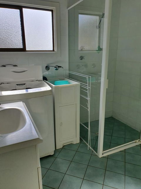 Super Central Location - Accommodation Gladstone 5